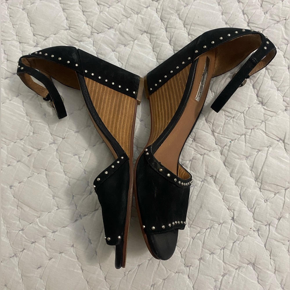 Halogen wedge heel